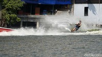 Danau Sunter memiliki daya tarik sebagai lokasi wisata air pemacu adrenalin seperti ski air.
