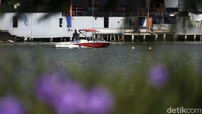 Pandemi COVID-19 tidak menyurutkan warga bermain olahraga ski air. Seperti terlihat di Danau Sunter, Jakarta, ini, Minggu (13/06/2021).