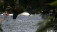 Seorang warga tengah berlatih olahraga ski air di Danau Sunter, Jakarta, Minggu (13/06/2021).