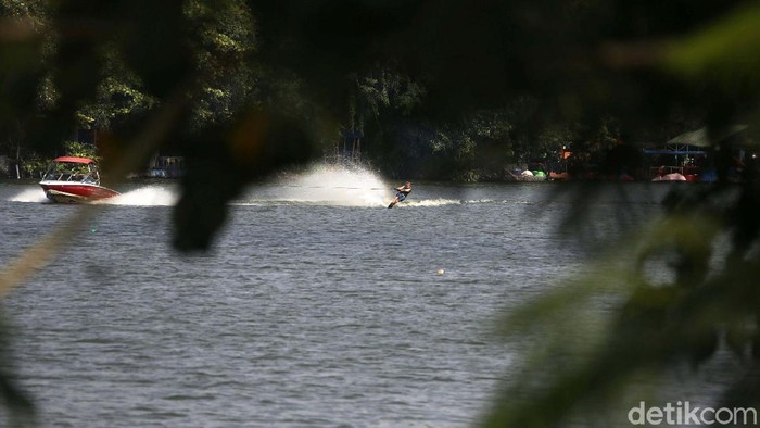 Serunya Bermain Ski Air di Saat Pandemi COVID-19 Pandemi COVID-19 tidak menyurutkan warga bermain olahraga ski air. Seperti terlihat di Danau Sunter, Jakarta, ini, Minggu (13/06/2021).