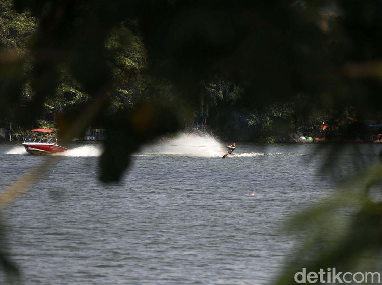 Serunya Bermain Ski Air di Saat Pandemi COVID-19