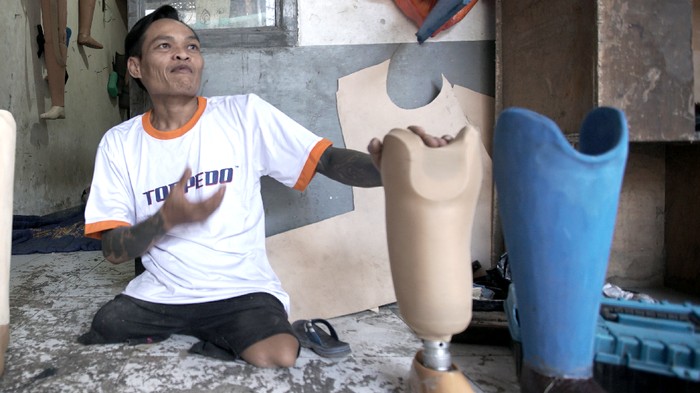 Sosok Indra Sumedi difabel yang meembuat usaha kaki palsu