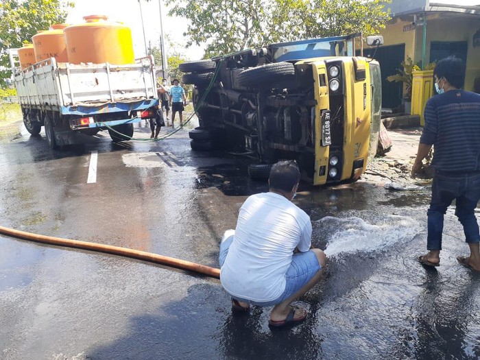 truk muat dua tangki isi HCL terguling di Dusun Bibis, Desa Keret, Kecamatan Krembung Sidoarjo