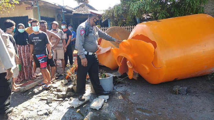 truk muat dua tangki isi HCL terguling di Dusun Bibis, Desa Keret, Kecamatan Krembung Sidoarjo