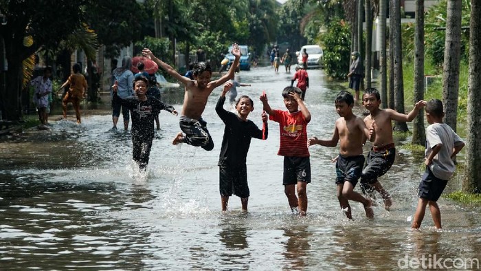 Turap Longsor, Bocil Ini Senang Banget Berenang di Jalan Kompleks Nerada Estate terdampak turap longsor di Ciputat, Tangerang Selatan. Bocah-bocah ini justru berenang di selokan dan jalanan perumahan.