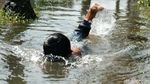 Turap Longsor, Bocil Ini Senang Banget Berenang di Jalan