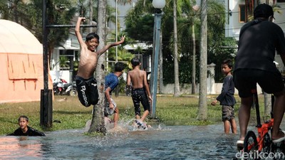 Turap Longsor, Bocil Ini Senang Banget Berenang di Jalan