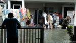 Turap Longsor, Bocil Ini Senang Banget Berenang di Jalan