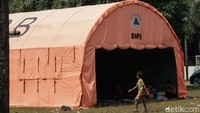 Tenda milik BNPB disiagakan di lapangan kompleks untuk menampung pengungsi.