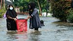 Turap Longsor, Bocil Ini Senang Banget Berenang di Jalan