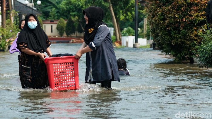 Kompleks Nerada Estate terdampak turap longsor di Ciputat, Tangerang Selatan. Bocah-bocah ini justru berenang di selokan dan jalanan perumahan.