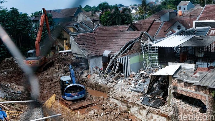 Turap Longsor di Ciputat Mulai Diperbaiki Turap di perumahan Griya Satwika Telkom Pisangan, Ciputat, Tangsel, longsor pada Jumat (11/6/2021) lalu. Kini kondisi turap mulai diperbaiki.