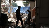 Warga juga membersihkan puing-puing dari rumah yang terdampak longsor.