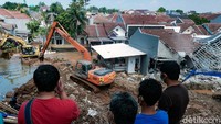 Peristiwa itu terjadi Jumat (11/6) malam sekitar pukul 20.00 WIB. Turap itu berada di pinggir anak Kali Pesanggrahan tepat di bawah Griya Satwika Telkom.
