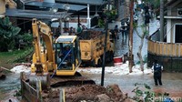Longsornya turap juga menyebabkan banjir di perumahan tersebut.
