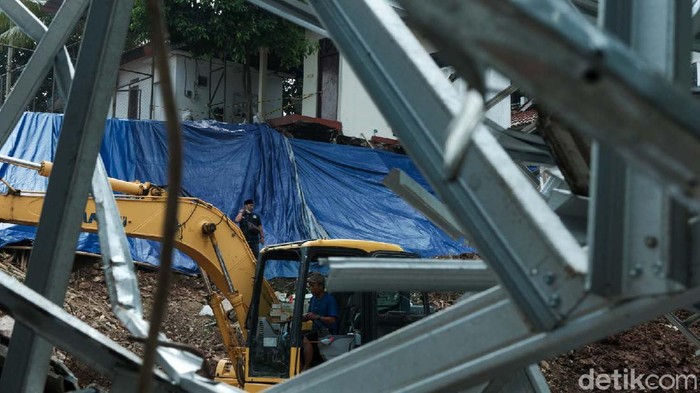 Turap Longsor di Ciputat Mulai Diperbaiki Turap di perumahan Griya Satwika Telkom Pisangan, Ciputat, Tangsel, longsor pada Jumat (11/6/2021) lalu. Kini kondisi turap mulai diperbaiki.