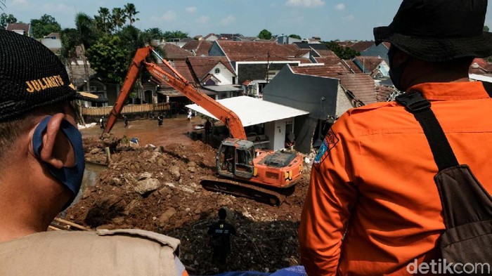 Turap Longsor di Ciputat Mulai Diperbaiki Turap di perumahan Griya Satwika Telkom Pisangan, Ciputat, Tangsel, longsor pada Jumat (11/6/2021) lalu. Kini kondisi turap mulai diperbaiki.