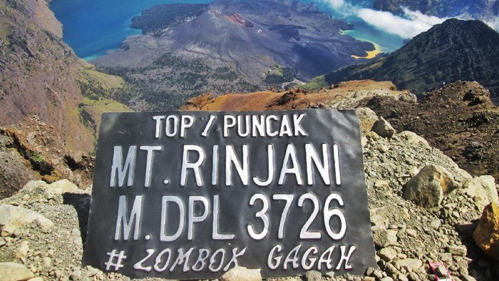 View Segara Anak dari puncak Gunung Rinjani