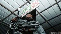 Selain Vespa, ada juga miniatur motor Harley.