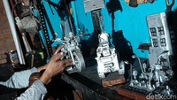Semua karya keren ini dibuat dari barang bekas di Artos Gallery, Kecamatan Setu, Tangerang Selatan, Banten.