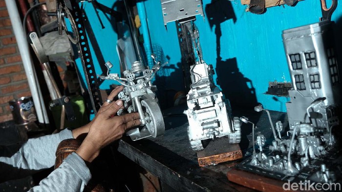 Di tangan Toto Sihono (49), barang-barang bekas bisa disulap menjadi karya keren. Seperti miniatur Vespa ini yang dibuat dari pipa air bekas.