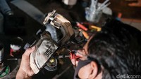 Toto Sihono tengan menyelesaikan pembuatan miniatur Vespa.