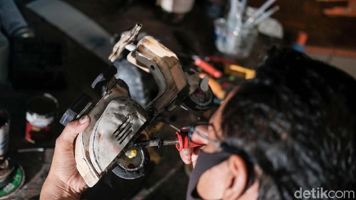 Di tangan Toto Sihono (49), barang-barang bekas bisa disulap menjadi karya keren. Seperti miniatur Vespa ini yang dibuat dari pipa air bekas.