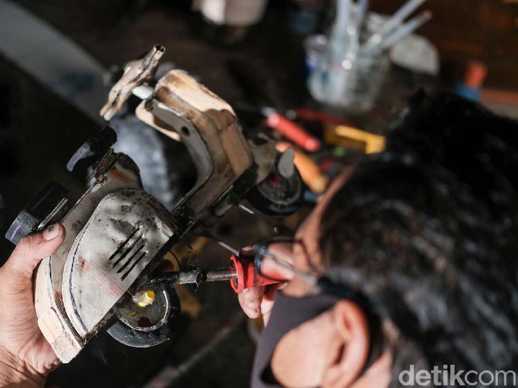 Wow! Miniatur Vespa Keren Ini Dibuat dari Pipa Bekas