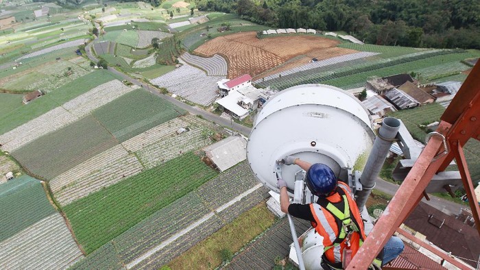 Teknisi XL Axiata melakukan pemeliharaan perangkat Base Transceiver Station (BTS) di kawasan wisata Nepal Van Java lereng Gunung Sumbing, Dusun Marongan, Sukomakmur, Kajoran, Magelang, Jawa Tengah, Senin (7/6). XL Axiata berkomitmen untuk selalu menjaga kualitas jaringan sebagai salah satu upaya mendukung program pemerintah dalam memulihkan pariwisata dan perekonomian daerah di masa pandemi Covid-19. Hingga saat ini, layanan XL Axiata telah menjangkau 98% dari total 59 kecamatan di Magelang, Wonosobo, dan Temanggung. foto : Guntur Aga Tirtana/Radar Jogja