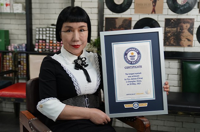 Wanita bernama You Jianzia asal China tak perlu menggunakan alat pelentik atau maskara. Bulu mata sudah panjang bahkan terlalu panjang dibanding kebanyakan orang. Ia pun tercatat dalam Guiness World Records wanita berbulu mata terpanjang di dunia. Foto: Guinness World Records