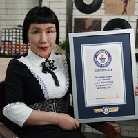Wanita bernama You Jianzia asal China tak perlu menggunakan alat pelentik atau maskara. Bulu mata sudah panjang bahkan terlalu panjang dibanding kebanyakan orang. Ia pun tercatat dalam Guiness World Records wanita berbulu mata terpanjang di dunia. Foto: Guinness World Records