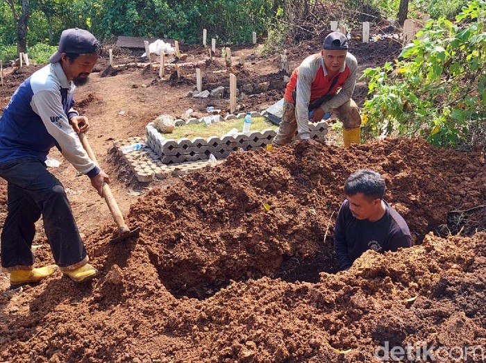 Kasus COVID-19 di Kota Bandung melonjak. Di TPU Cikadut, Kota Bandung, sebanyak 130 jenazah COVID-19 dimakamkan dalam dua pekan terakhir.
