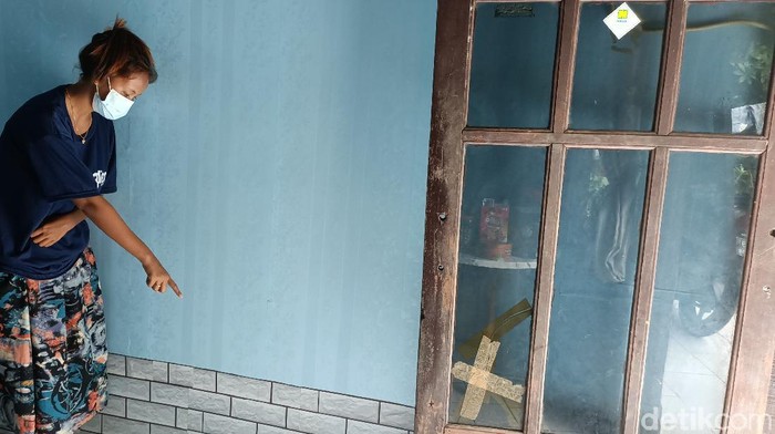 Adik ipar menunjukkan TKP bakar diri EP dengan anaknya di Kendal. Peristiwa ini dilakukan pada Minggu (13/6/2021) sekitar pukul 09.00 WIB.