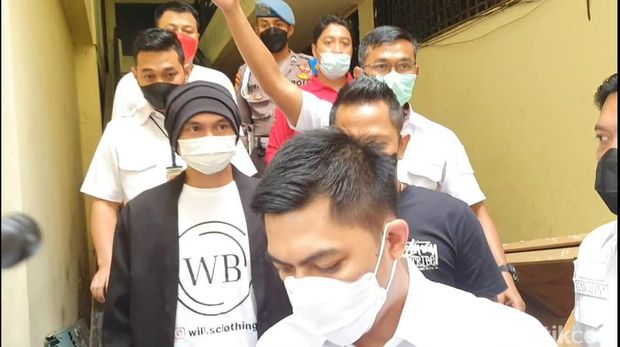 Anji saat jalani tes kesehatan di Polres Metro Jakarta Barat