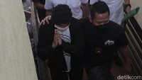 Anji yang setia gunakan kupluk. Foto: Pool/Palevi/detikHOT