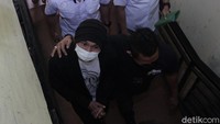 Ini dia penampakan Anji usai ditangkap karena narkoba di Polres Metro Jakarta Barat. Foto: Pool/Palevi/detikHOT