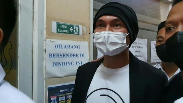 Anji diperiksa kesehatan di Polres Metro Jakarta Barat