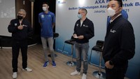 Direktur AXA Mandiri didampingi Direktur Utama Indonesian Basketball League Rudi Nugraha, menyerahkan secara simbolis asuransi jiwa senilai Rp 500 juta kepada perwakilan dari Satria Muda Pertamina Jakarta sebagai juara IBL 2021. 