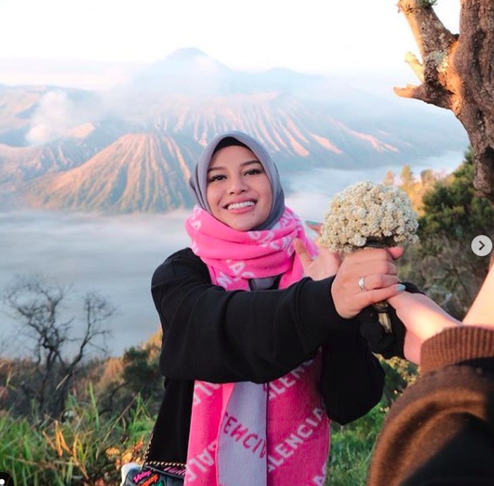 Aurel Hermansyah berfoto dengan bunga edelweis. Foto: Instagram Aurel Hermansyah Aurel Hermansyah berfoto dengan bunga edelweis. Foto: Instagram Aurel Hermansyah