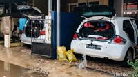 Sejumlah mobil terendam banjir akibat turap longsor.