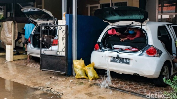 Awas! Ini Masalah Mobil Usai Terendam Banjir Sejumlah mobil sempat terendam usai banjir di Ciputat, Tangerang Selatan, akibat turap longsor. Banjir ini bisa menimbulkan berbagai masalah di mobil.