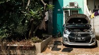 Banjir merendam hingga bagian mesin mobil yang bisa menyebabkan mesin mati.