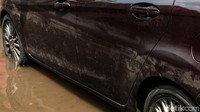 Setelah banjir dan jika terdeteksi adanya karat, segera hilangkan karat dari kendaraan sebelum menyebar.