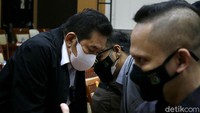 Arteria menjelaskan penyelewengan yang dimaksud itu adalah adanya perubahan data emas ketika masuk di Bandara Soetta. Emas yang semula dikirim dari Singapura berbentuk setengah jadi dan berlebel, namun ketika sampai di Bandara Soetta emas itu diubah label menjadi produk emas bongkahan. Sehingga tidak dikenai pajak ketika masuk di Bandara Soetta.