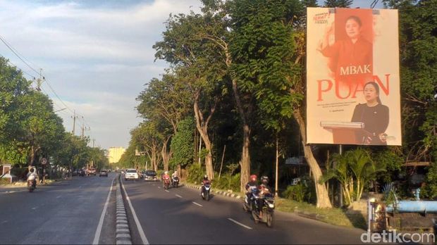 Baliho Puan Maharani bertuliskan 'Mbak Puan' berukuran besar banyak bertebaran di Jawa Timur. Lalu siapa pemasangnya?