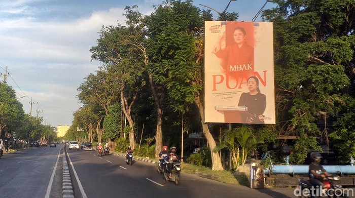 Baliho Puan Maharani bertuliskan Mbak Puan berukuran besar bertebaran di Jawa Timur. Tak terkecuali di Kota Pahlawan.
