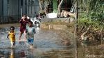 Banjir di Ciputat Surut, Warga Sibuk Bersih-bersih