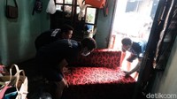Barang-barang yang ada di rumah dievakuasi keluar untuk dibersihkan.