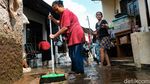 Banjir di Ciputat Surut, Warga Sibuk Bersih-bersih