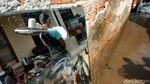 Banjir di Ciputat Surut, Warga Sibuk Bersih-bersih